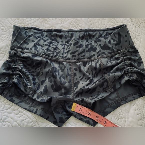 Lululemon Hot Hot Short size 6 - Picture 7 of 13